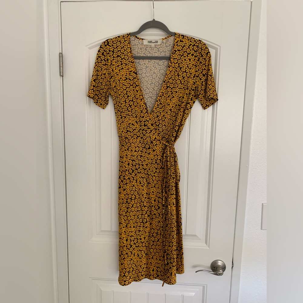 Diane Von Furstenberg Silk Wrap Dress in Buttercup Print - Size 4 - Picture 4 of 13